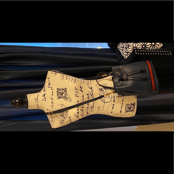 ✨SALE✨RESERVED!✨GUCCI✨NWT✨ALL LEATHER BUCKET BAG - Picture 10 of 16